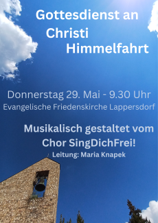 Der Glockenturm der Friedenskirche Lappersdorf und blauer Himmel